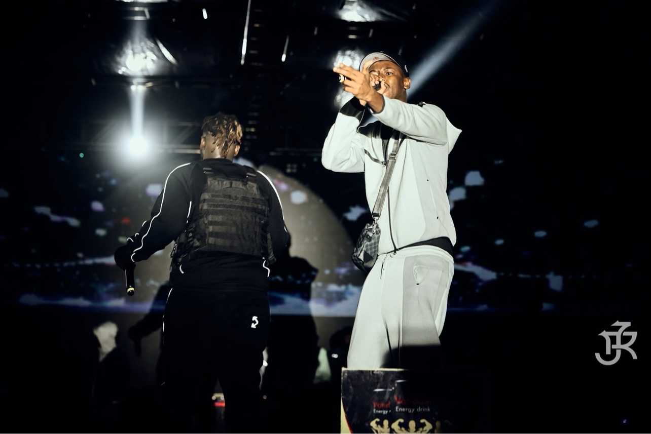 Sur scène au stade Petit Sory, sous les projecteurs, lors du concert du 17 octobre 2026