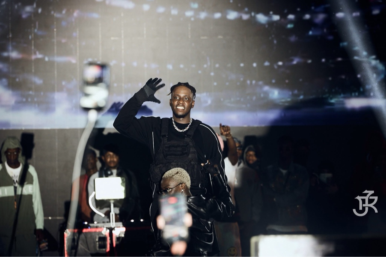 Le Mélangeur sur scène au stade Petit Sory, lors du concert du 17 octobre 2026