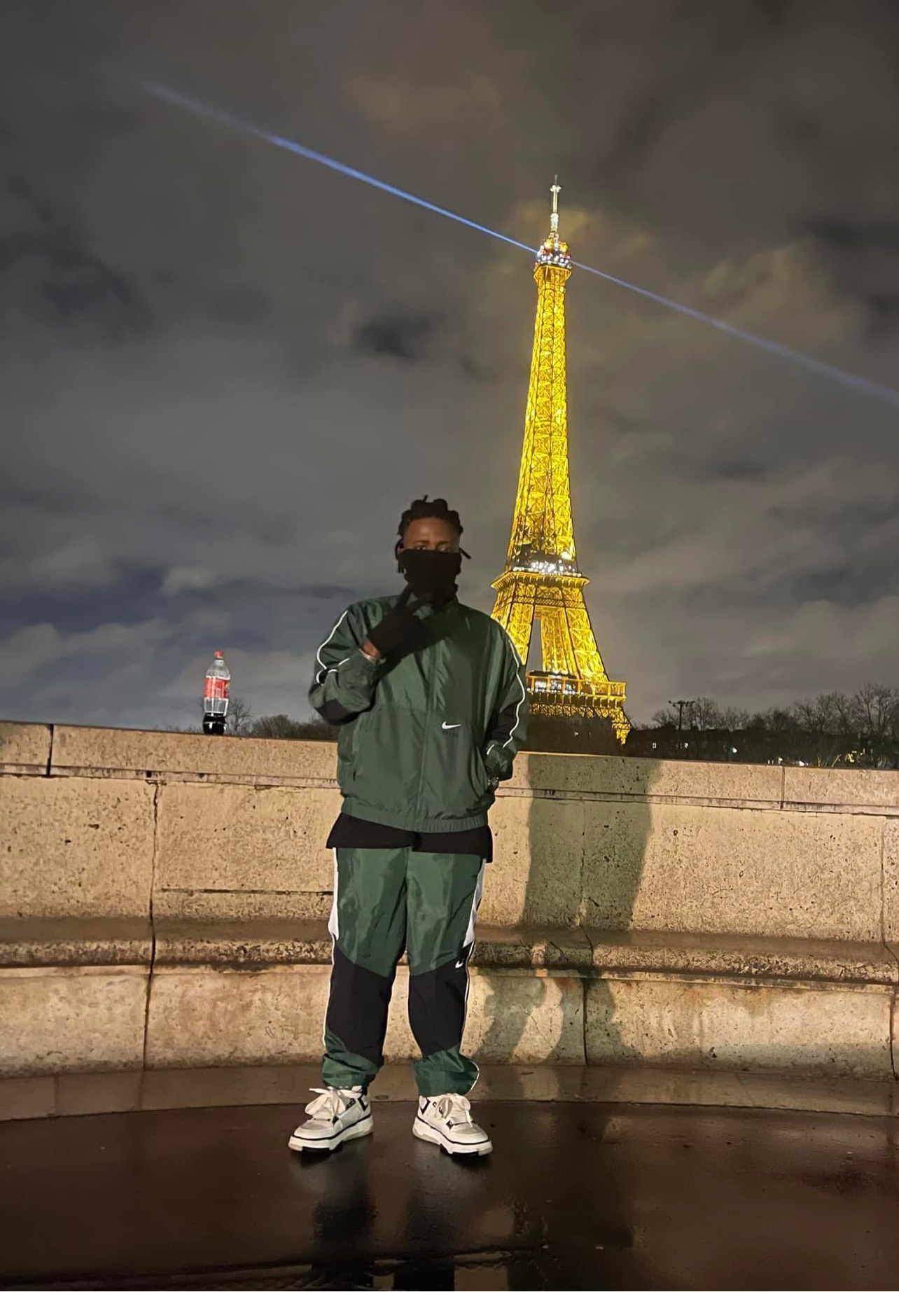 Le Mélangeur à Paris, devant la tour Eiffel illuminée, de nuit