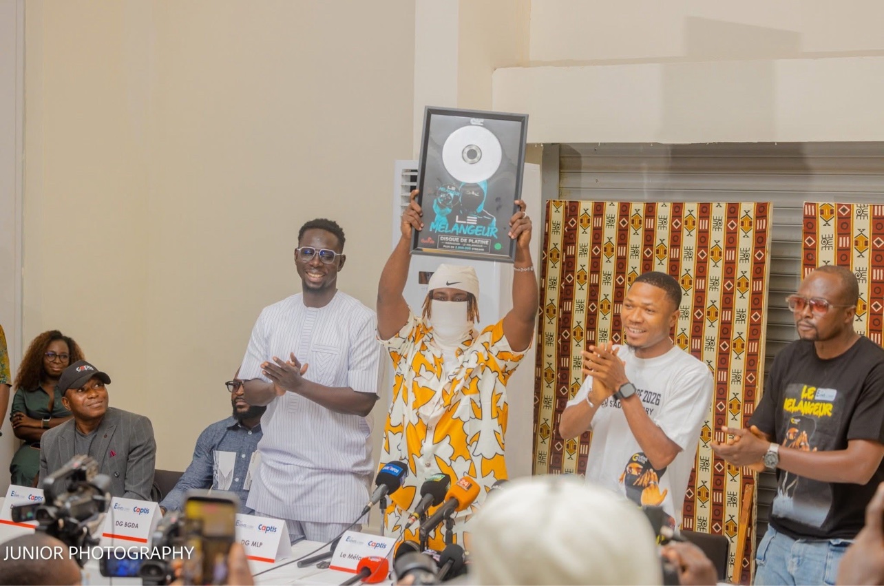 Le Mélangeur en conférence de presse avec son disque de platine encadré