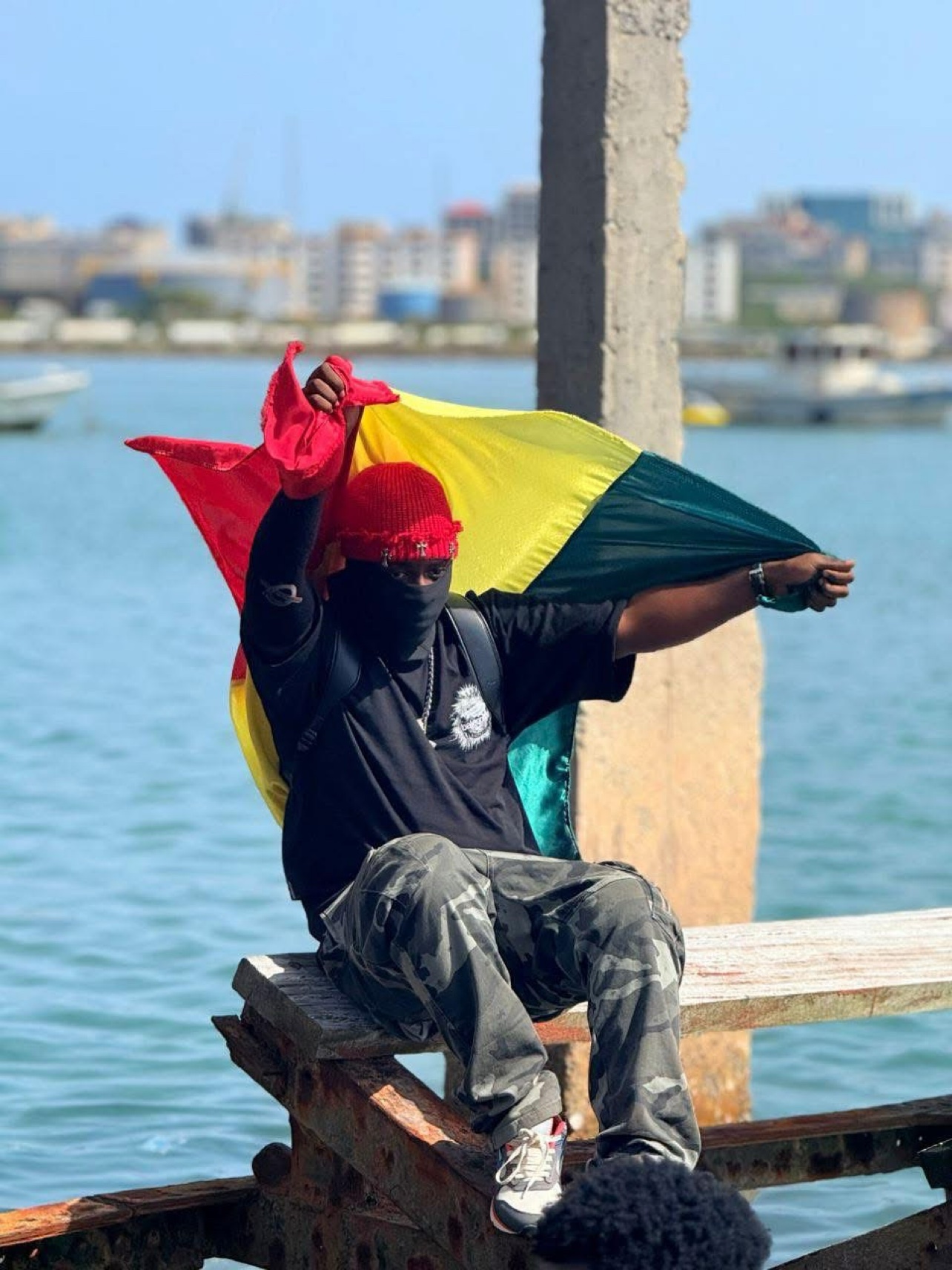 Le Mélangeur avec le drapeau de la Guinée, au bord de l’eau