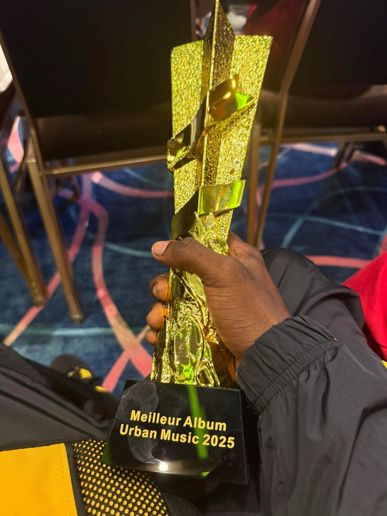 Gros plan du trophée gravé « Meilleur Album Urban Music 2025 »