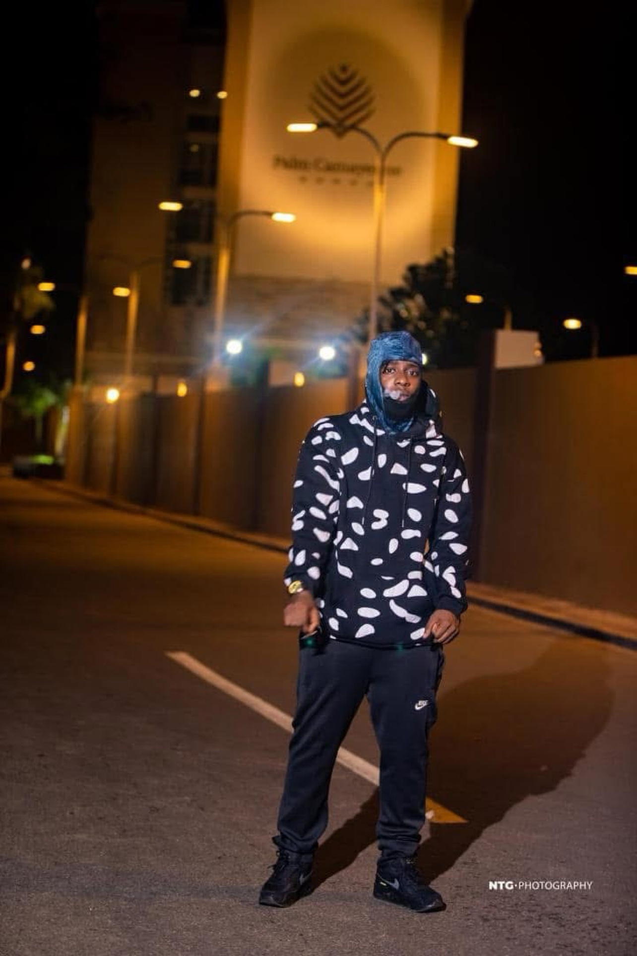 Portrait de nuit de Le Mélangeur en hoodie noir à pois blancs